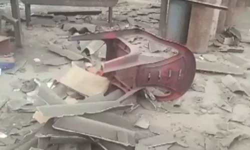 യു.പിയില് ഓക്സിജന് സിലിണ്ടര് പൊട്ടിത്തെറിച്ച് മരണം യു.പിയില് ഓക്സിജന് സിലിണ്ടര് പൊട്ടിത്തെറിച്ച് മരണം