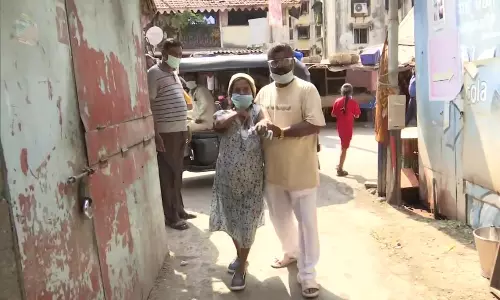 ഭാര്യയുടെ സ്വര്ണം വിറ്റ് സൌജന്യമായി ഓക്സിജന് വിതരണം: മാതൃകയായി ഒരു കുടുംബം ഭാര്യയുടെ സ്വര്ണം വിറ്റ് സൌജന്യമായി ഓക്സിജന് വിതരണം: മാതൃകയായി ഒരു കുടുംബം