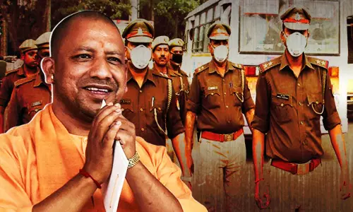 ഓക്‌സിജന്‍ വേണോ..? ആല്‍മരത്തിന് ചുവട്ടില്‍ പോയിരിക്കൂ; രോഗികളുടെ ബന്ധുക്കളോട് യു.പി പൊലീസ്