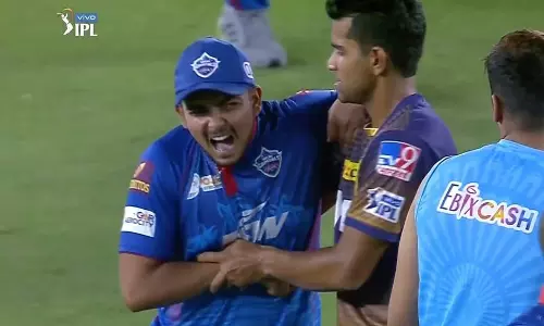 അല്ല പിന്നെ, ആര്‍ക്കായാലും ദേഷ്യം വരില്ലേ.. പൃഥ്വി ഷായുടെ കഴുത്ത് ഞെരിച്ച് ശിവം മാവി