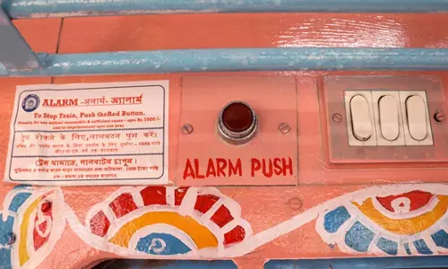ട്രെയിനിലെ അതിക്രമങ്ങള്‍ തടയാന്‍ റെഡ് ബട്ടണ്‍ സംവിധാനം; ആവശ്യവുമായി സര്‍ക്കാര്‍ ഹൈക്കോടതിയില്‍