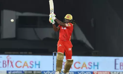 ബോസ് തിരുമ്പി വന്തിട്ടേന്ന് സൊല്ല്..! ഒരോവറിലെ അഞ്ച് പന്തും അതിര്‍ത്തി കടത്തി ഗെയ്ൽ