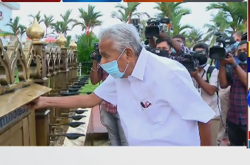 പതിവ് തെറ്റിച്ചില്ല; പുതുപ്പള്ളി പള്ളിയില്‍ പ്രാര്‍ത്ഥനക്കായി എത്തി ഉമ്മന്‍ചാണ്ടി