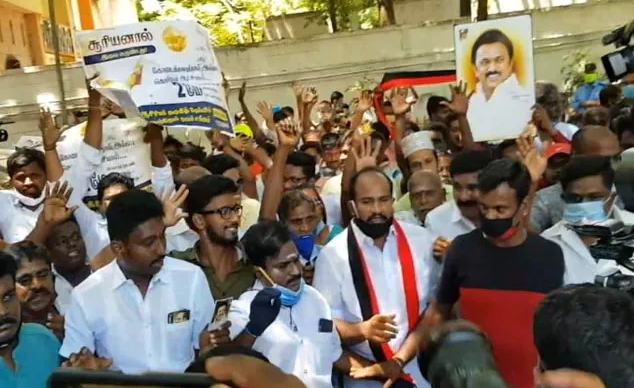 തമിഴ്നാട്ടില്‍ കേവല ഭൂരിപക്ഷം കടന്ന് ഡി.എം.കെ; വിജയാഘോഷവുമായി പ്രവര്‍ത്തകര്‍