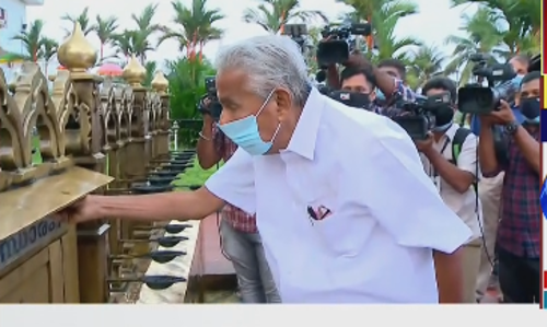 പതിവ് തെറ്റിച്ചില്ല; പുതുപ്പള്ളി പള്ളിയില്‍ പ്രാര്‍ത്ഥനക്കായി എത്തി ഉമ്മന്‍ചാണ്ടി