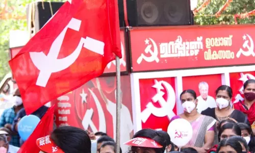 ആദ്യ അരമണിക്കൂറില്‍ എൽഡിഎഫ് അമ്പത് സീറ്റ് പിന്നിട്ടു, യുഡിഎഫ് തൊട്ടുപിന്നിൽ