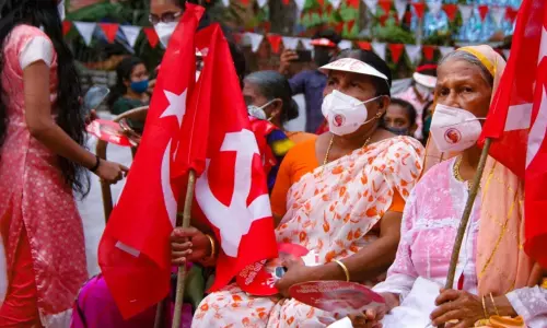 കോഴിക്കോട്ട് എൽഡിഎഫിന്റെ ആധിപത്യം; എംകെ മുനീറും പിന്നിൽ കോഴിക്കോട്ട് എൽഡിഎഫിന്റെ ആധിപത്യം; എംകെ മുനീറും പിന്നിൽ