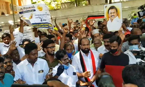 തമിഴ്നാട്ടില്‍ കേവല ഭൂരിപക്ഷം കടന്ന് ഡി.എം.കെ; വിജയാഘോഷവുമായി പ്രവര്‍ത്തകര്‍