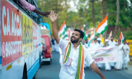 മെട്രോ പാളം തെറ്റി; പാലക്കാട് ട്രാക്കില്‍ വിജയകൊടി നാട്ടി ഷാഫി പറമ്പില്‍