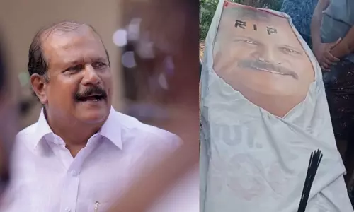 തോല്‍വിക്ക് പിന്നാലെ പി.സി ജോര്‍ജിന്‍റെ ശവമഞ്ചം തയ്യാറാക്കി ആദരാഞ്ജലി അര്‍പ്പിച്ച് ഈരാറ്റുപേട്ട നിവാസികള്‍