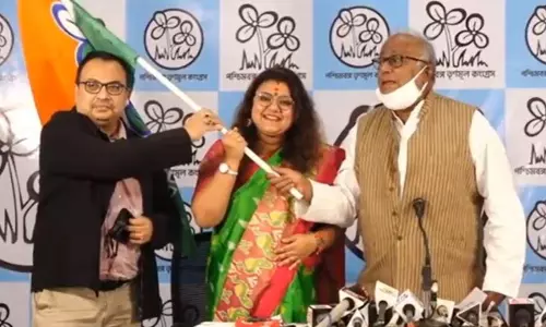 തൃണമൂലിൽ ചേർന്നതിന് ഭർത്താവ് മൊഴിചൊല്ലി; നിയമസഭയിലേക്ക് സീറ്റ് പിടിച്ചു മറുപടി നൽകി സുജാത മൊണ്ടാൽ തൃണമൂലിൽ ചേർന്നതിന് ഭർത്താവ് മൊഴിചൊല്ലി; നിയമസഭയിലേക്ക് സീറ്റ് പിടിച്ചു മറുപടി നൽകി സുജാത മൊണ്ടാൽ