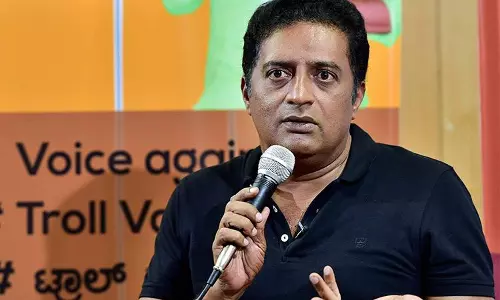 ദൈവത്തിന്‍റെ  സ്വന്തം നാട് ചെകുത്താനെ ചവിട്ടി പുറത്താക്കിയെന്ന് പ്രകാശ് രാജ്