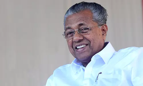 പിണറായി വിജയന് നിലവിലെ സര്ക്കാരിന്റെ രാജി സമര്പ്പിച്ചു പിണറായി വിജയന് നിലവിലെ സര്ക്കാരിന്റെ രാജി സമര്പ്പിച്ചു