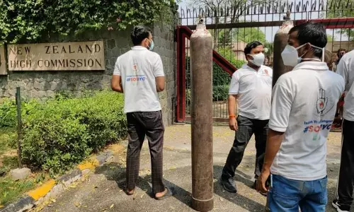 ന്യൂസീലന്ഡ് എംബസി ഓക്സിജന് ചോദിച്ചത് യൂത്ത് കോണ്ഗ്രസിനോട്; ട്വീറ്റ് പിന്വലിച്ചെങ്കിലും സിലിണ്ടറെത്തിച്ചു ന്യൂസീലന്ഡ് എംബസി ഓക്സിജന് ചോദിച്ചത് യൂത്ത് കോണ്ഗ്രസിനോട്; ട്വീറ്റ് പിന്വലിച്ചെങ്കിലും സിലിണ്ടറെത്തിച്ചു