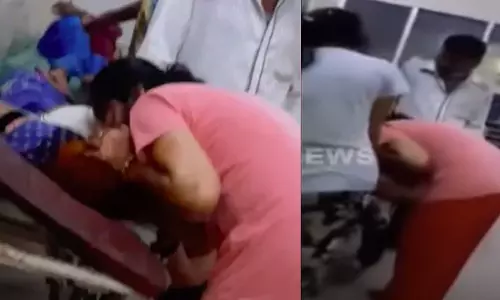 വീണ്ടും നെഞ്ചുലയ്ക്കുന്ന ദൃശ്യങ്ങള്‍: അമ്മയെ രക്ഷിക്കാന്‍ ശ്വാസം പകര്‍ന്നു നല്‍കി പെണ്‍മക്കള്‍