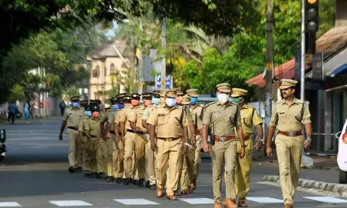 നിയന്ത്രണങ്ങള് നാളെ മുതല് കര്ശനമായി നടപ്പാക്കാന് സംസ്ഥാന പോലീസ് മേധാവിയുടെ നിര്ദേശം നിയന്ത്രണങ്ങള് നാളെ മുതല് കര്ശനമായി നടപ്പാക്കാന് സംസ്ഥാന പോലീസ് മേധാവിയുടെ നിര്ദേശം