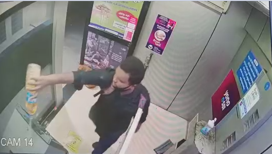 കൊച്ചിയില്‍ എടിഎം മെഷീന് തീയിട്ടു; ദൃശ്യങ്ങള്‍ സിസിടിവിയില്‍