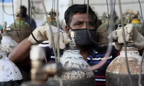 കോവിഡ് രണ്ടാം തരംഗം അതിരൂക്ഷം; ഓക്സിജൻ ക്ഷാമത്തിന് പരിഹാരമാവാതെ ഉത്തരേന്ത്യൻ സംസ്ഥാനങ്ങൾ കോവിഡ് രണ്ടാം തരംഗം അതിരൂക്ഷം; ഓക്സിജൻ ക്ഷാമത്തിന് പരിഹാരമാവാതെ ഉത്തരേന്ത്യൻ സംസ്ഥാനങ്ങൾ
