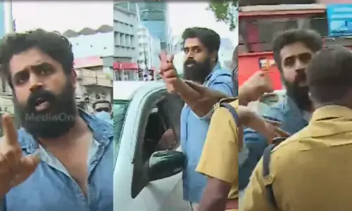 മാസ്ക് ധരിക്കാത്തതിൽ ചോദ്യം ചെയ്ത പൊലീസിനു നേരെ കയ്യേറ്റം; ദൃശ്യങ്ങൾ പകർത്തിയ മീഡിയവൺ സംഘത്തിനു നേരെ വധഭീഷണി മാസ്ക് ധരിക്കാത്തതിൽ ചോദ്യം ചെയ്ത പൊലീസിനു നേരെ കയ്യേറ്റം; ദൃശ്യങ്ങൾ പകർത്തിയ മീഡിയവൺ സംഘത്തിനു നേരെ വധഭീഷണി