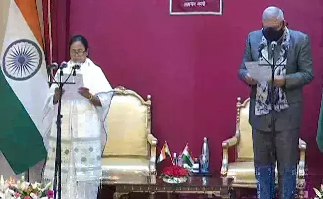 ബംഗാൾ മുഖ്യമന്ത്രിയായി മമത അധികാരമേറ്റു; അഭിനന്ദനവുമായി മോദി ബംഗാൾ മുഖ്യമന്ത്രിയായി മമത അധികാരമേറ്റു; അഭിനന്ദനവുമായി മോദി