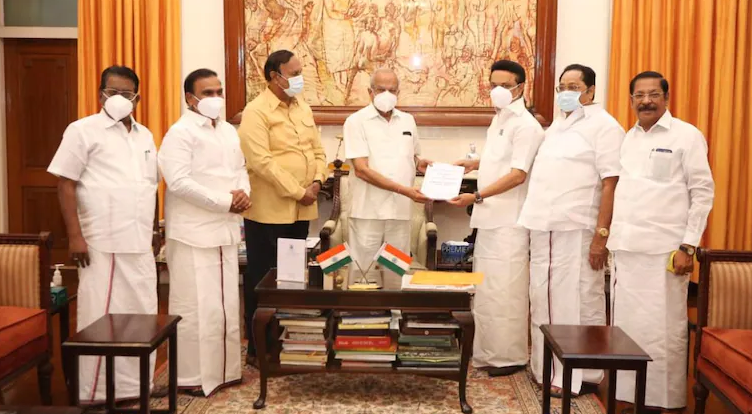 സർക്കാർ രൂപീകരണത്തിനുള്ള നീക്കം വേഗത്തിലാക്കി ഡി.എം.കെ മുന്നണി; ഗവർണർക്ക് കത്തു നൽകി