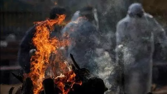 കോവിഡ് ബാധിച്ച് മരിച്ച പിതാവിന്റെ ചിതയില് ചാടി മകള് കോവിഡ് ബാധിച്ച് മരിച്ച പിതാവിന്റെ ചിതയില് ചാടി മകള്