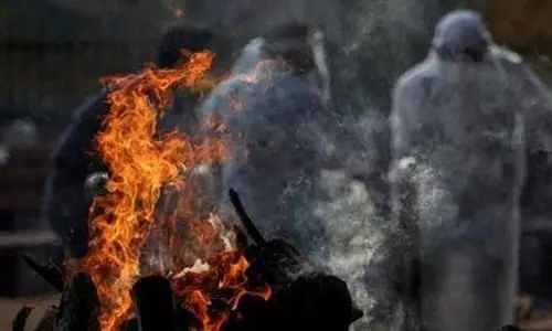 കോവിഡ് ബാധിച്ച് മരിച്ച പിതാവിന്റെ ചിതയില് ചാടി മകള് കോവിഡ് ബാധിച്ച് മരിച്ച പിതാവിന്റെ ചിതയില് ചാടി മകള്