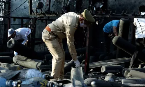 ലഖ്നൗവിൽ ഓക്സിജൻ സിലിണ്ടർ പൊട്ടിത്തെറിച്ച് മൂന്നു മരണം ലഖ്നൗവിൽ ഓക്സിജൻ സിലിണ്ടർ പൊട്ടിത്തെറിച്ച് മൂന്നു മരണം