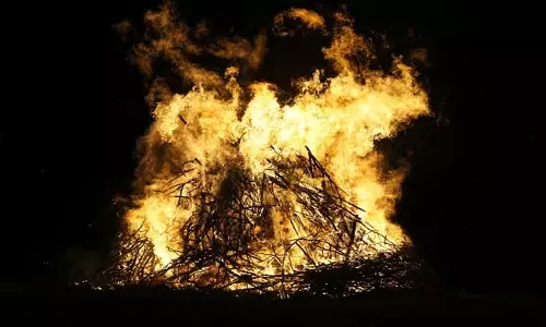 കോവിഡ് ബാധിച്ച് മരിച്ച അച്ഛന്റെ ചിതയിലേക്ക് എടുത്തുചാടി മകള് കോവിഡ് ബാധിച്ച് മരിച്ച അച്ഛന്റെ ചിതയിലേക്ക് എടുത്തുചാടി മകള്