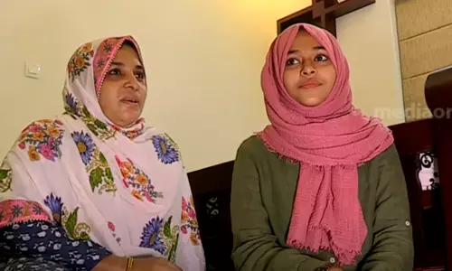 നിസ്കാരപ്പായയിലെ വൈറല്‍ പാട്ടുകാര്‍; സോഷ്യല്‍ മീഡിയയില്‍ താരങ്ങളായ ആ ഉമ്മയും മകളും ഇവിടെയുണ്ട്