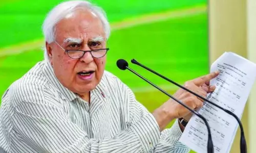 മായാ കൊഡ്‌നാനിയെ വെറുതെവിട്ടപ്പോൾ അപ്പീൽ നൽകിയില്ല,  കേസുകളിലെ പ്രോസിക്യൂട്ടർമാർ വി.എച്ച്.പിക്കാർ: സുപ്രീംകോടതിയിൽ കപിൽ സിബൽ