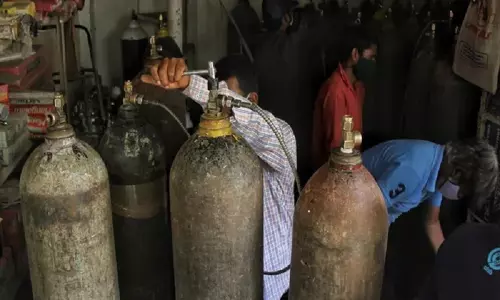 ഒരു ദിവസം; പൊലീസ് സമാഹരിച്ചത് ഒരു ഡസനിലധികം ഓക്സിജൻ സിലിണ്ടറുകൾ ഒരു ദിവസം; പൊലീസ് സമാഹരിച്ചത് ഒരു ഡസനിലധികം ഓക്സിജൻ സിലിണ്ടറുകൾ