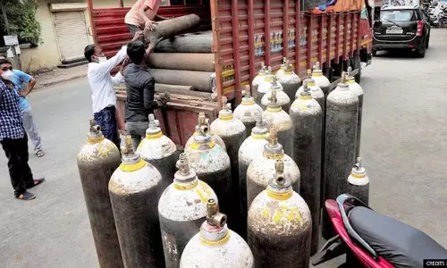 ഓക്സിജൻ വില വർധന നിരോധിച്ചു; പൂഴ്ത്തിവെപ്പിനോ കരിഞ്ചന്ത വിൽപ്പനയ്ക്കോ ശ്രമിച്ചാൽ കർശന നടപടി ഓക്സിജൻ വില വർധന നിരോധിച്ചു; പൂഴ്ത്തിവെപ്പിനോ കരിഞ്ചന്ത വിൽപ്പനയ്ക്കോ ശ്രമിച്ചാൽ കർശന നടപടി