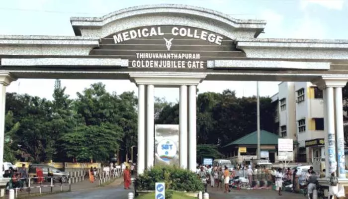 ഓഫ് വെട്ടിക്കുറച്ചു: തിരുവനന്തപുരം മെഡിക്കല് കോളേജില് നഴ്സുമാരുടെ പ്രതിഷേധം ഓഫ് വെട്ടിക്കുറച്ചു: തിരുവനന്തപുരം മെഡിക്കല് കോളേജില് നഴ്സുമാരുടെ പ്രതിഷേധം