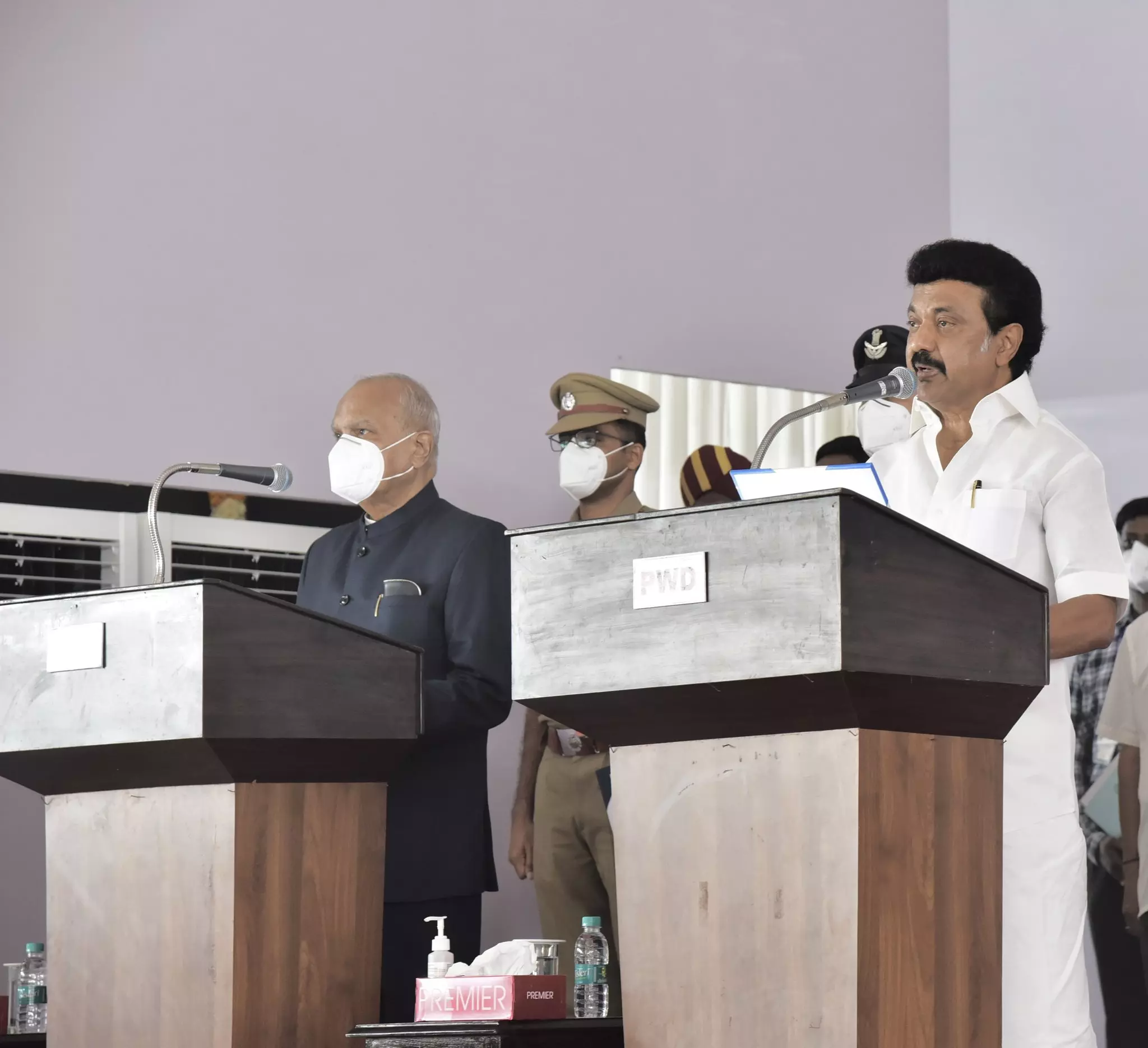 റേഷൻ കാർഡുടമകൾക്ക് 4,000 രൂപ കോവിഡ് സഹായം, കോവിഡ് ചികിത്സ പൂർണമായും സർക്കാർ ഏറ്റെടുക്കും; വാഗ്ദാനങ്ങൾ പാലിച്ച് സ്റ്റാലിന്റെ തുടക്കം റേഷൻ കാർഡുടമകൾക്ക് 4,000 രൂപ കോവിഡ് സഹായം, കോവിഡ് ചികിത്സ പൂർണമായും സർക്കാർ ഏറ്റെടുക്കും; വാഗ്ദാനങ്ങൾ പാലിച്ച് സ്റ്റാലിന്റെ തുടക്കം