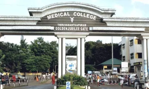 ഓഫ് വെട്ടിക്കുറച്ചു: തിരുവനന്തപുരം മെഡിക്കല്‍ കോളേജില്‍ നഴ്സുമാരുടെ പ്രതിഷേധം