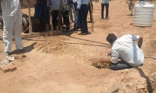 കുഴല്‍ കിണറില്‍ വീണ കുട്ടിയെ പതിനാറ് മണിക്കൂറിനൊടുവില്‍ രക്ഷപ്പെടുത്തി