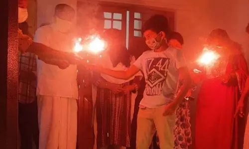 ദീപം തെളിയിച്ച് ഇടതുമുന്നണിയുടെ വിജയദിനാഘോഷം ദീപം തെളിയിച്ച് ഇടതുമുന്നണിയുടെ വിജയദിനാഘോഷം