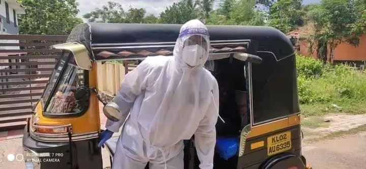 കോവിഡ് പ്രതിസന്ധിയിൽ ഓട്ടോറിക്ഷ ആംബുലൻസാക്കി യൂത്ത് കോൺഗ്രസ് പ്രവർത്തകൻ കോവിഡ് പ്രതിസന്ധിയിൽ ഓട്ടോറിക്ഷ ആംബുലൻസാക്കി യൂത്ത് കോൺഗ്രസ് പ്രവർത്തകൻ