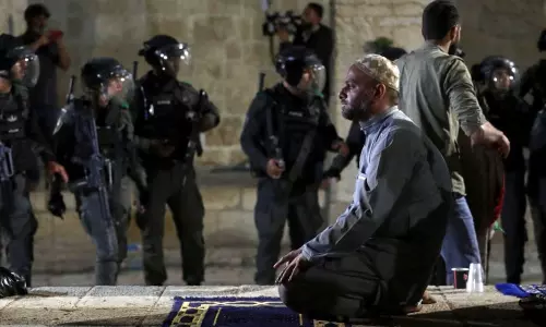 വെടിയുണ്ടകൾക്ക് നടുവിലും അവർ നമസ്കാരത്തിലായിരുന്നു; ഇസ്രയേല് വേട്ടക്കിടെ മസ്ജിദുൽ അഖ്സയിലെ കാഴ്ചകൾ വെടിയുണ്ടകൾക്ക് നടുവിലും അവർ നമസ്കാരത്തിലായിരുന്നു; ഇസ്രയേല് വേട്ടക്കിടെ മസ്ജിദുൽ അഖ്സയിലെ കാഴ്ചകൾ