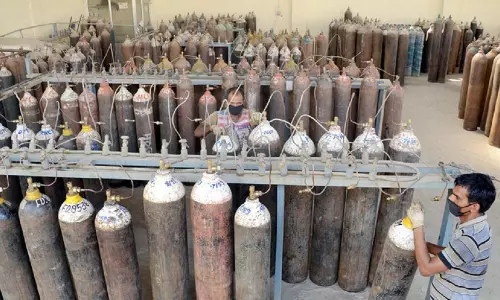 കർണാടകയിൽ നിന്ന് കേരളത്തിലേക്കുള്ള ഓക്സിജൻ വിതരണത്തിന് നിയന്ത്രണം കർണാടകയിൽ നിന്ന് കേരളത്തിലേക്കുള്ള ഓക്സിജൻ വിതരണത്തിന് നിയന്ത്രണം