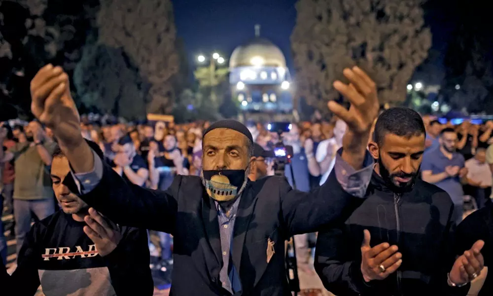 വെടിയുണ്ടയും ഗ്രനേഡും ഭയപ്പെടുത്തിയില്ല; ലൈലത്തുൽ ഖദ്‌റിൽ മസ്ജിദുൽ അഖ്‌സയിൽ ഒരുമിച്ചത് ഒരു ലക്ഷത്തോളം വിശ്വാസികൾ