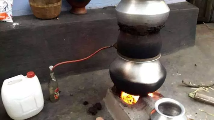 കോവിഡ് പോസിറ്റീവ് ആയ രോഗി വീട്ടിൽ ചാരായം വാറ്റുന്നതിനിടയിൽ പിടിയിൽ കോവിഡ് പോസിറ്റീവ് ആയ രോഗി വീട്ടിൽ ചാരായം വാറ്റുന്നതിനിടയിൽ പിടിയിൽ