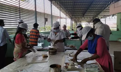 ഞാനും ഭാര്യയുമാണു വീട്ടിലുള്ളത്‌, ഭക്ഷണം ഇന്നു വൈകിട്ടോടെ തീർന്നു.... നാളെ മുതൽ പട്ടിണിയാണ്