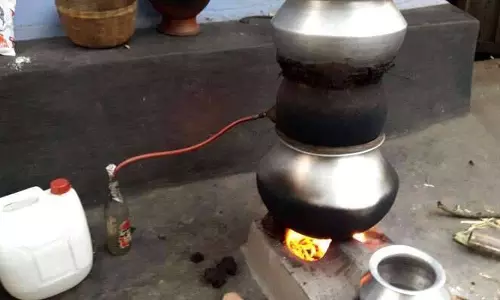 കോവിഡ് പോസിറ്റീവ് ആയ രോഗി വീട്ടിൽ ചാരായം വാറ്റുന്നതിനിടയിൽ പിടിയിൽ