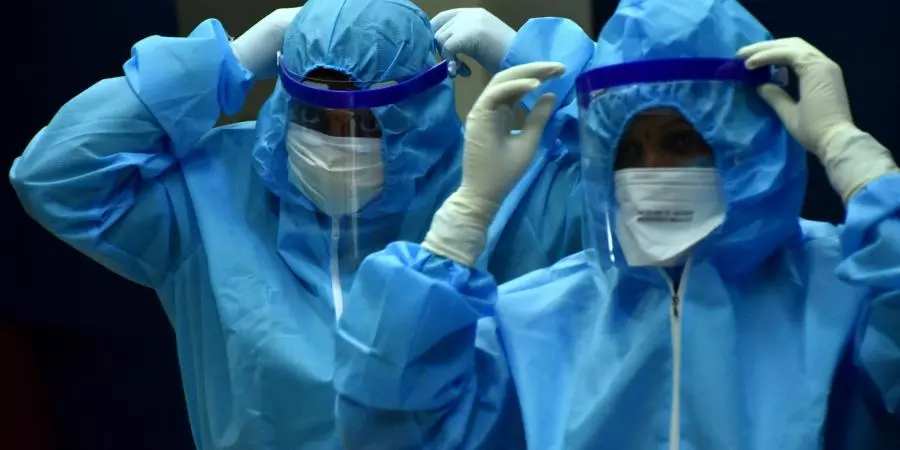 മുൻനിര പോരാളികളിലും കോവിഡ് വ്യാപനം; ആരോഗ്യപ്രവർത്തകരിലും പൊലീസുകാരിലും രോഗം വർധിക്കുന്നു മുൻനിര പോരാളികളിലും കോവിഡ് വ്യാപനം; ആരോഗ്യപ്രവർത്തകരിലും പൊലീസുകാരിലും രോഗം വർധിക്കുന്നു