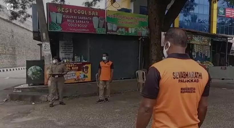 സ്വന്തം രാഷ്ട്രീയം പ്രദര്ശിപ്പിച്ച് സന്നദ്ധ പ്രവര്ത്തനം നടത്താന് പാടില്ലെന്ന് മുഖ്യമന്ത്രി സ്വന്തം രാഷ്ട്രീയം പ്രദര്ശിപ്പിച്ച് സന്നദ്ധ പ്രവര്ത്തനം നടത്താന് പാടില്ലെന്ന് മുഖ്യമന്ത്രി