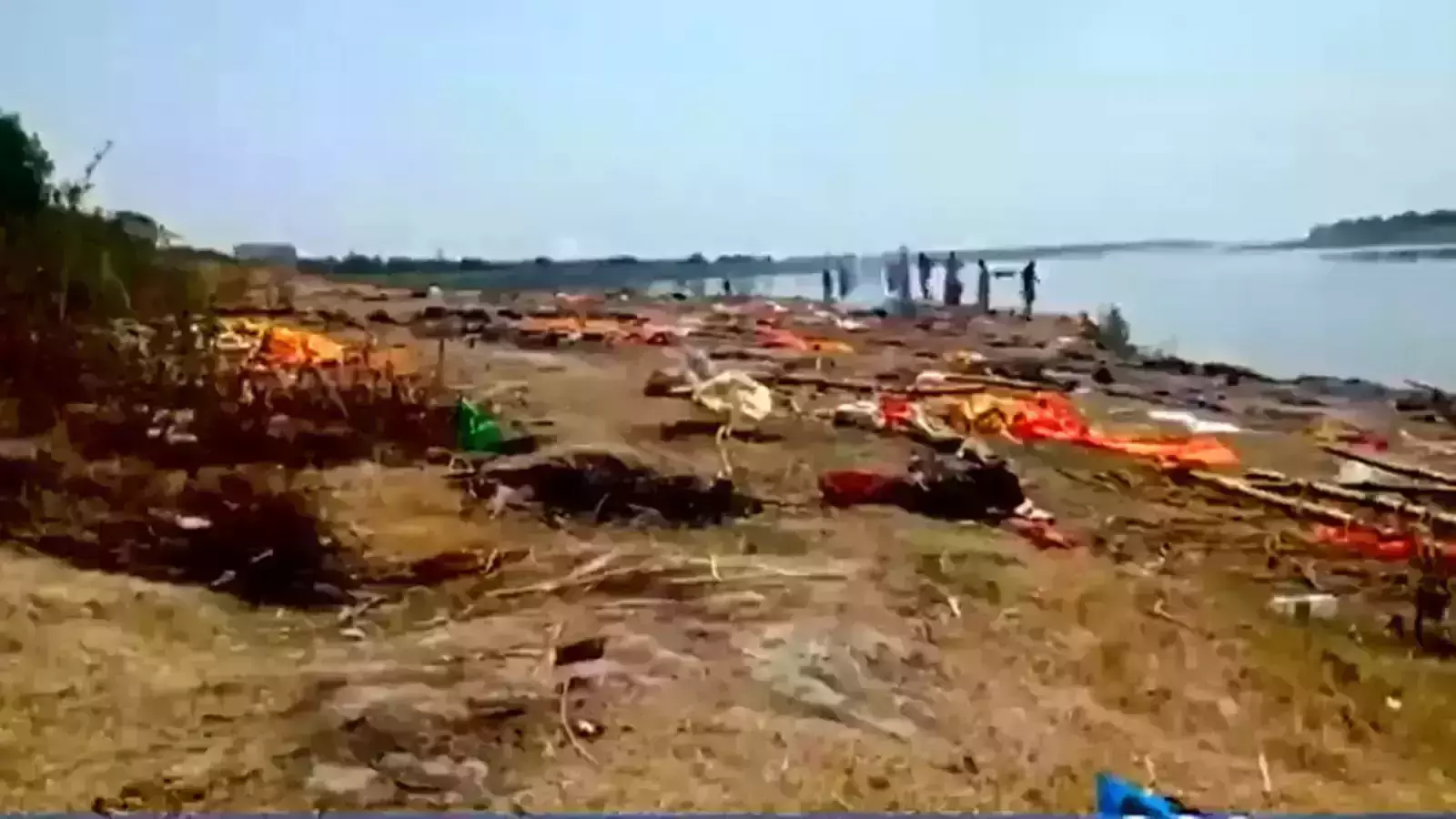 ഗംഗാ നദിയില് നൂറ് കണക്കിന് കൊവിഡ് രോഗികളുടെ മൃതദേഹങ്ങള്; പരസ്പരം പഴിചാരി ഉത്തര് പ്രദേശും ബിഹാറും ഗംഗാ നദിയില് നൂറ് കണക്കിന് കൊവിഡ് രോഗികളുടെ മൃതദേഹങ്ങള്; പരസ്പരം പഴിചാരി ഉത്തര് പ്രദേശും ബിഹാറും