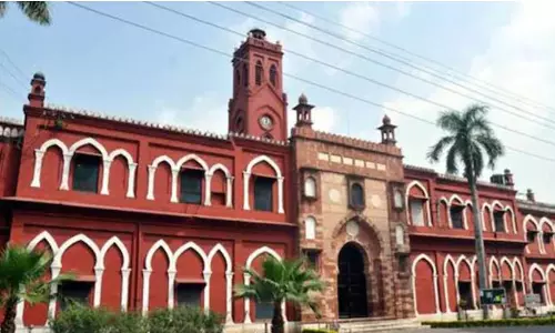 മിത്തുകളിലെ ബലാത്സംഗം; സ്ലൈഡ്‌ഷോ അവതരിപ്പിച്ച അലിഗഢ് പ്രഫസർക്ക് കാരണം കാണിക്കൽ നോട്ടീസ്