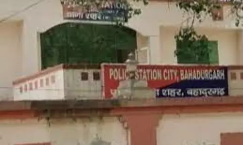 കര്ഷകസമരത്തിനെത്തിയ യുവതി കോവിഡ് ബാധിച്ച് മരിച്ചു; മകള് കൂട്ടബലാത്സംഗത്തിനിരയായെന്ന് പിതാവ് കര്ഷകസമരത്തിനെത്തിയ യുവതി കോവിഡ് ബാധിച്ച് മരിച്ചു; മകള് കൂട്ടബലാത്സംഗത്തിനിരയായെന്ന് പിതാവ്